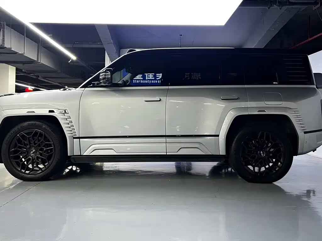Yangwang Yangwang U8 — миниатюра 10