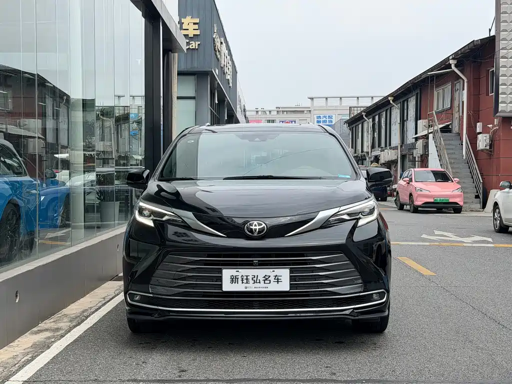 Toyota Sienna — миниатюра 2