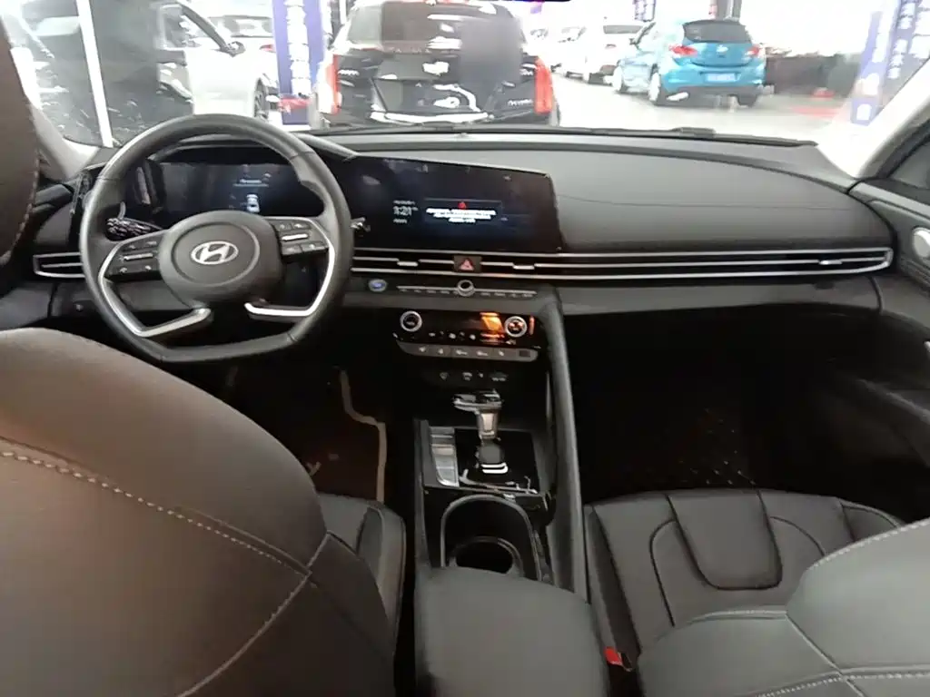 Hyundai Elantra — миниатюра 10