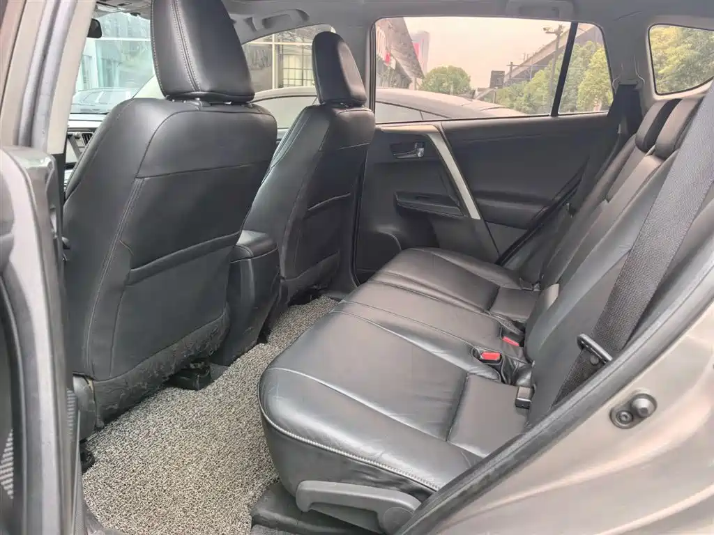 Toyota RAV4 — миниатюра 7