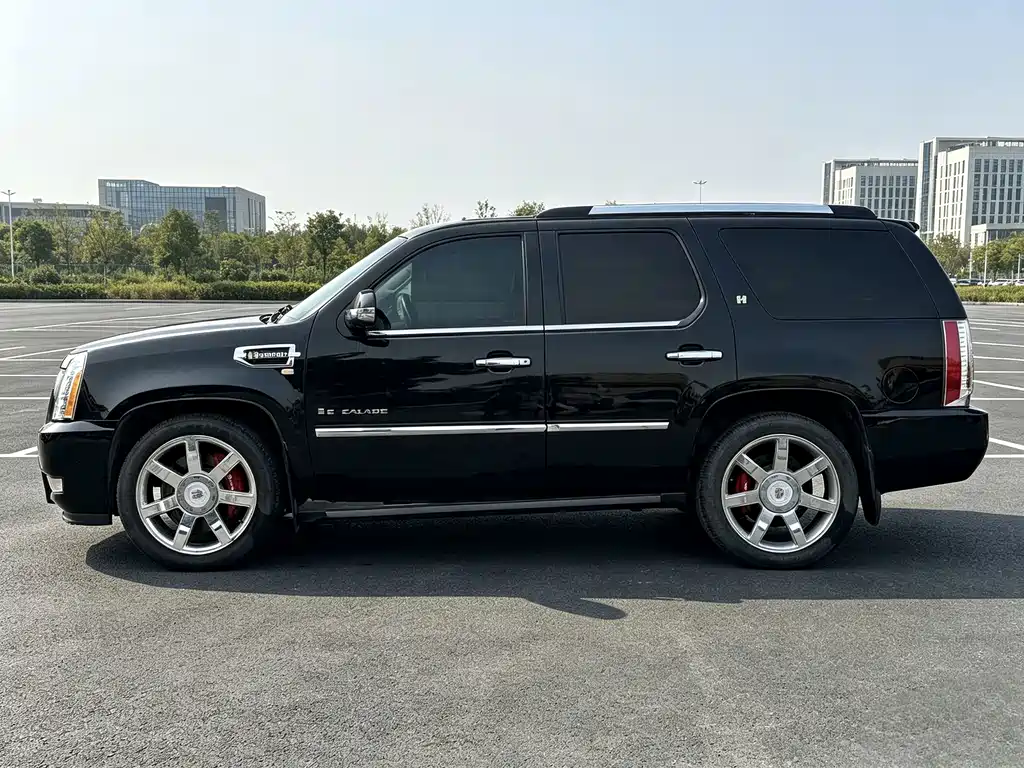 Cadillac Escalade — миниатюра 7