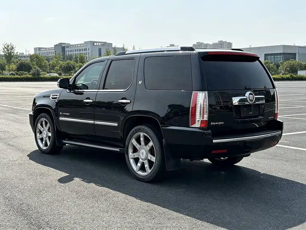 Cadillac Escalade — миниатюра 8