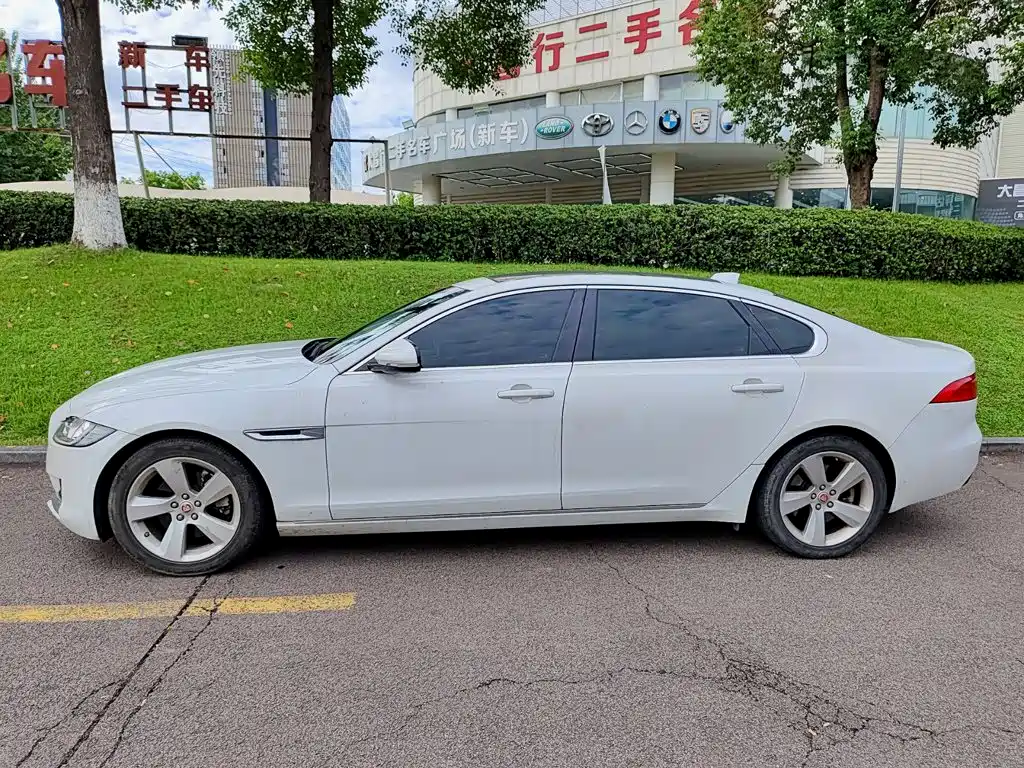 Jaguar XFL — миниатюра 3