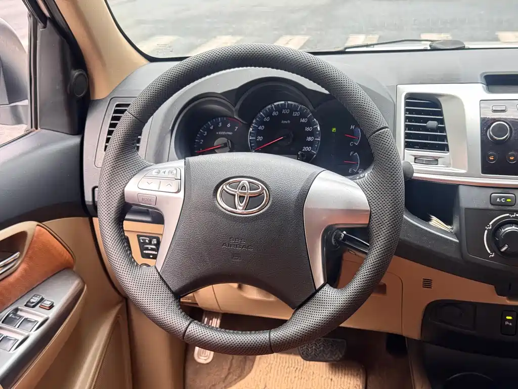 Toyota Fortuner — миниатюра 9
