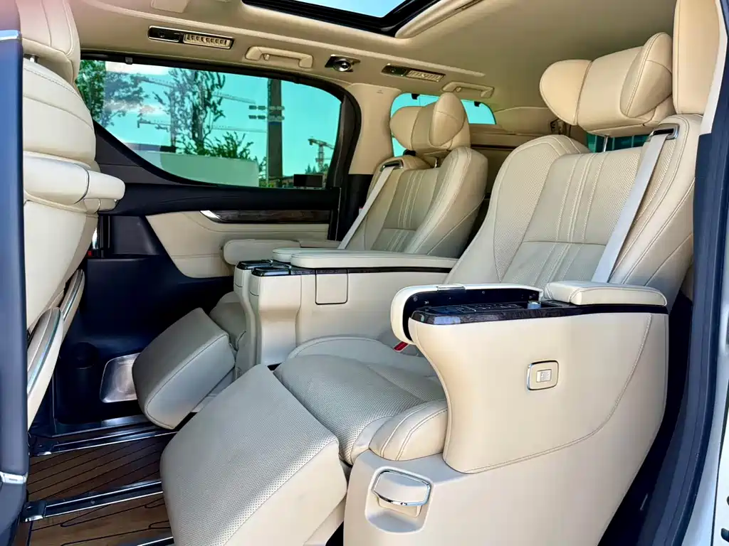 Toyota Alphard — миниатюра 11