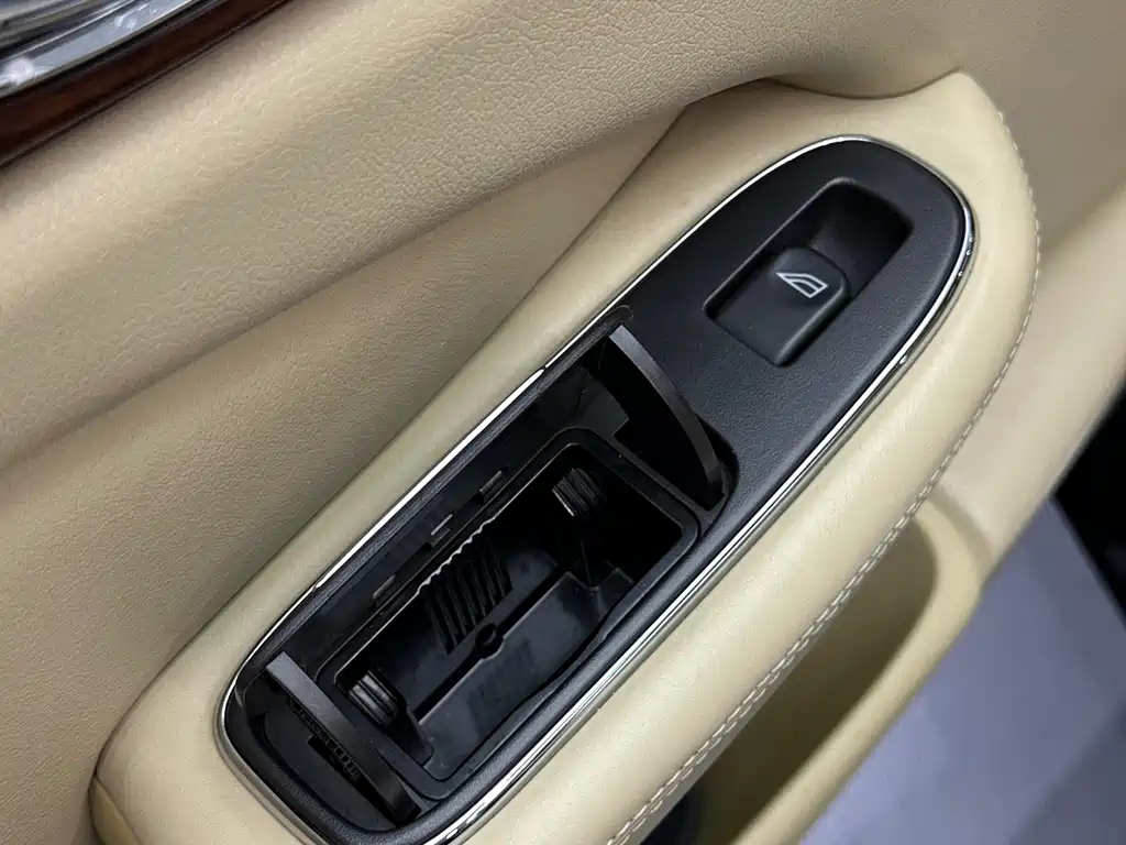 Jaguar XJ — миниатюра 18