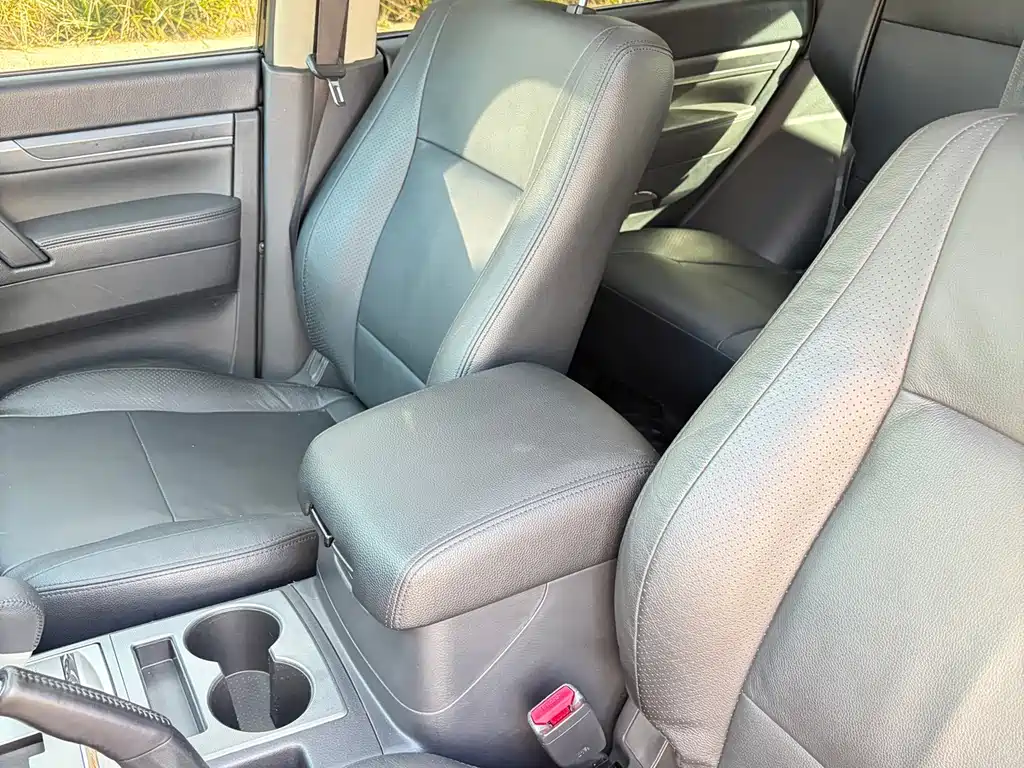 Mitsubishi Pajero (Import) — миниатюра 9
