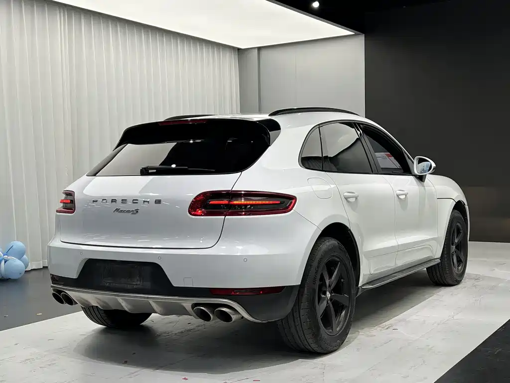 PORSCHE MACAN