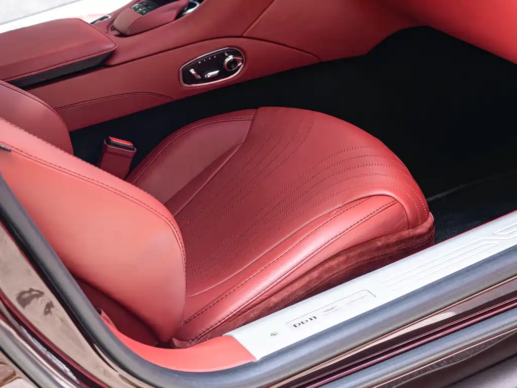 Aston Martin DB11 — миниатюра 20