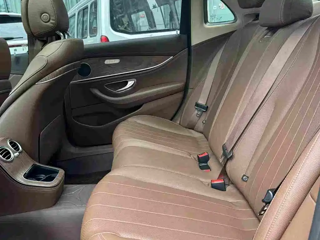 Mercedes-Benz E-Class — миниатюра 10