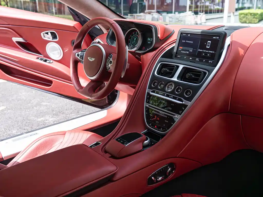 Aston Martin DB11 — миниатюра 21