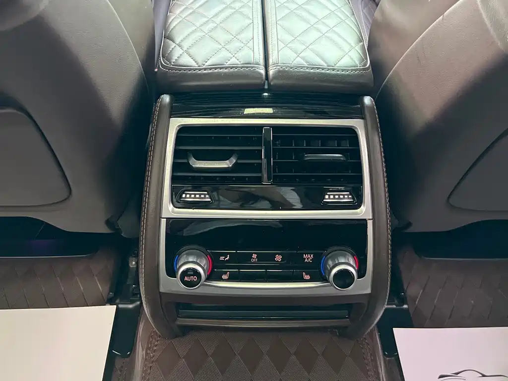 BMW 7 Series — миниатюра 13