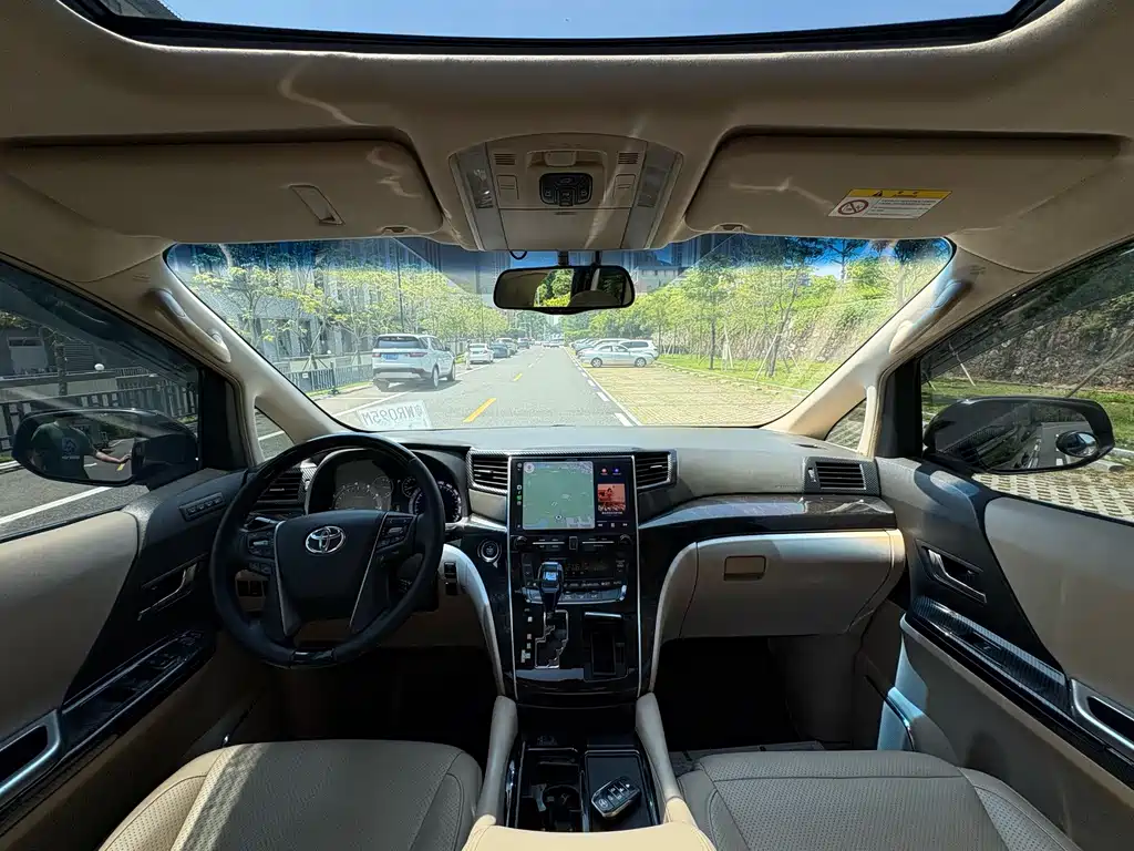 Toyota Alphard — миниатюра 5