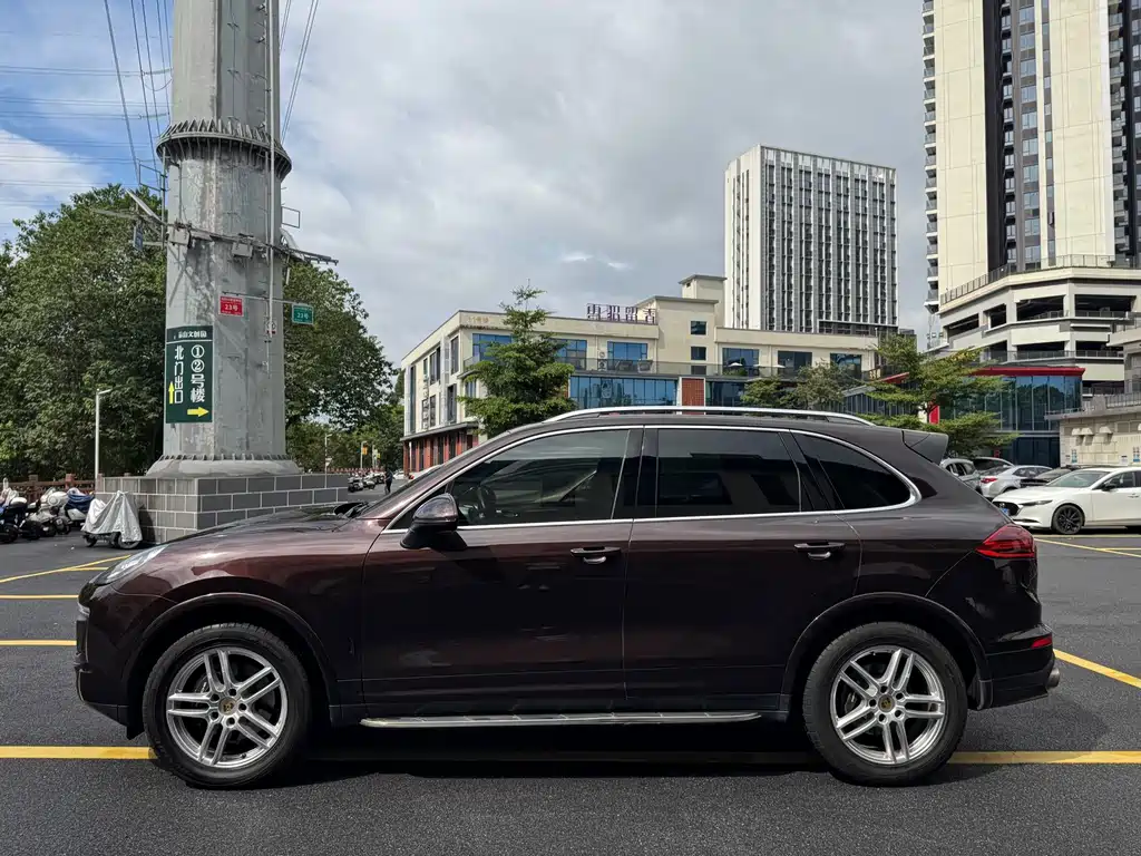 Porsche Cayenne — миниатюра 8