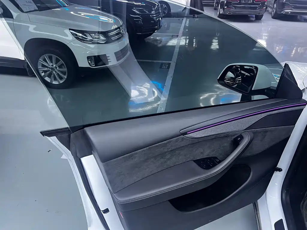 Tesla Model Y L — миниатюра 4