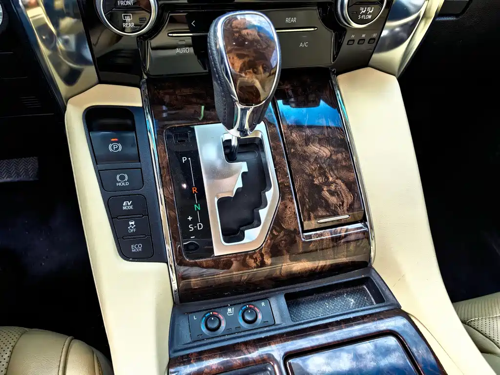Toyota Alphard — миниатюра 13