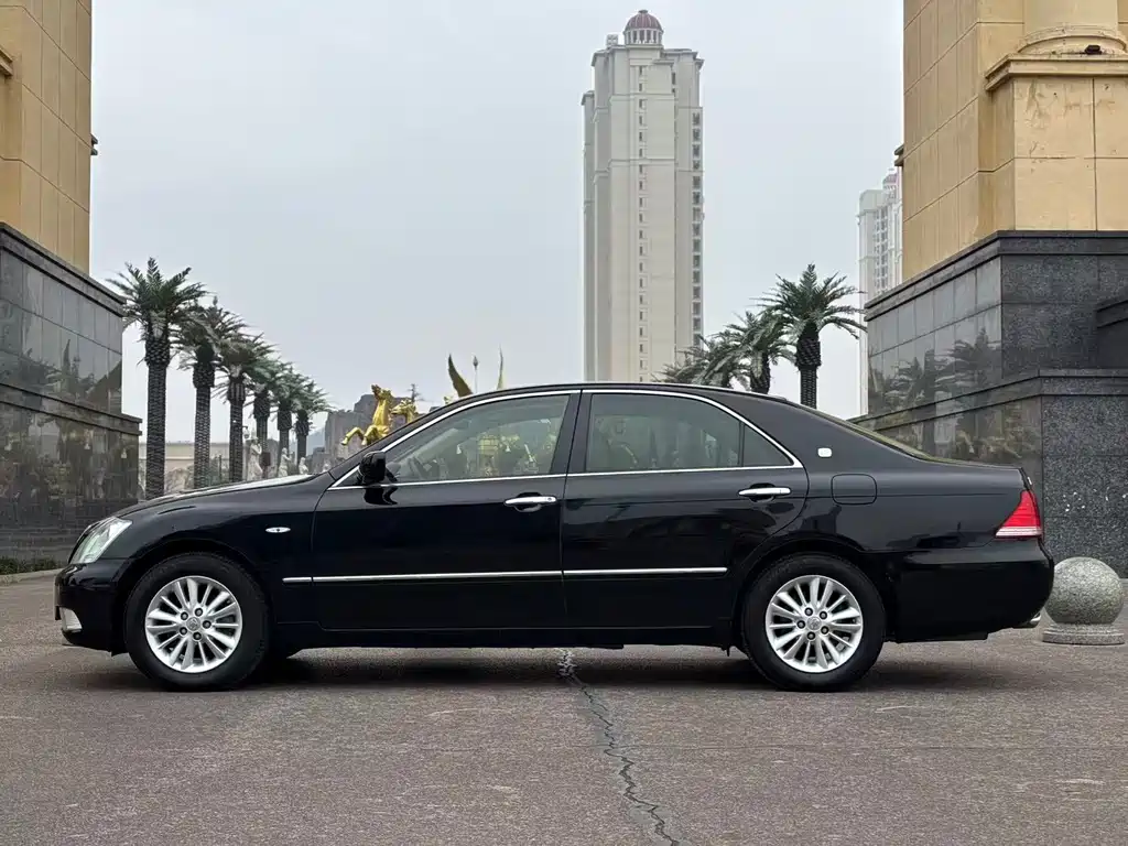 Toyota Crown — миниатюра 2