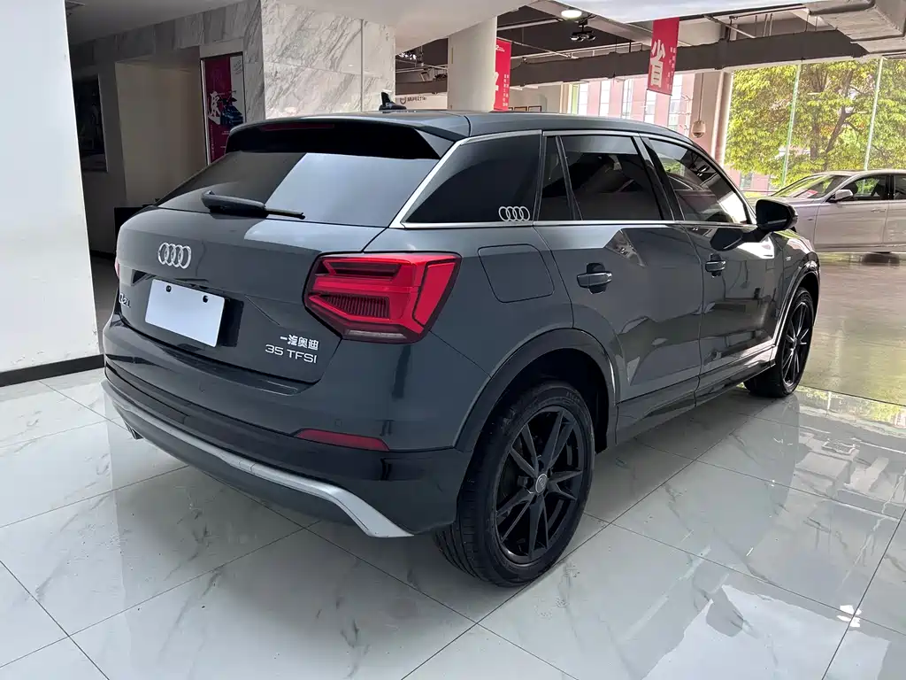 Audi Q2L 2021 35 TFSI Fashion