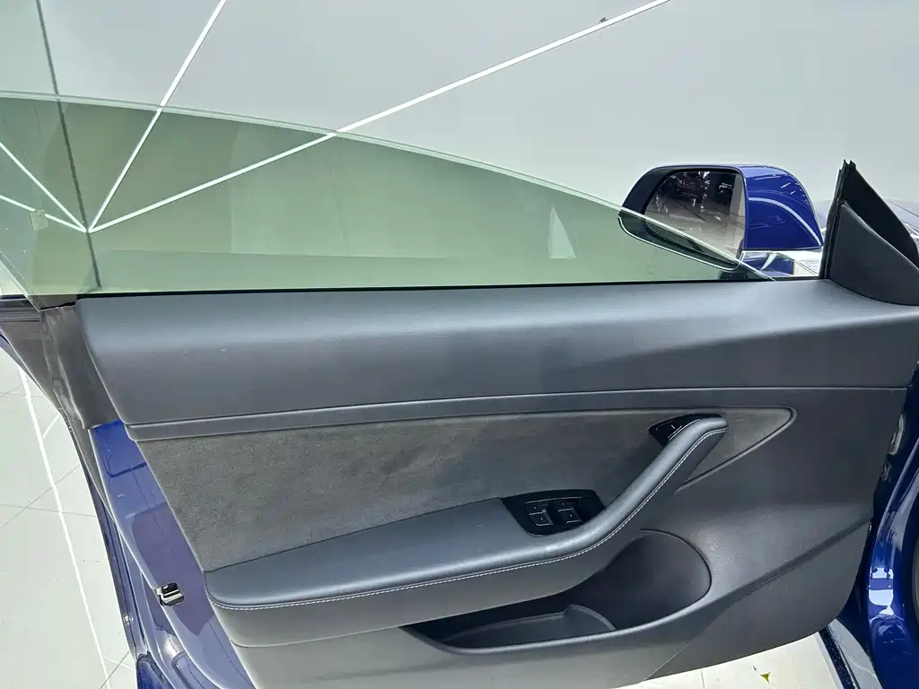 Tesla Model 3 — миниатюра 7