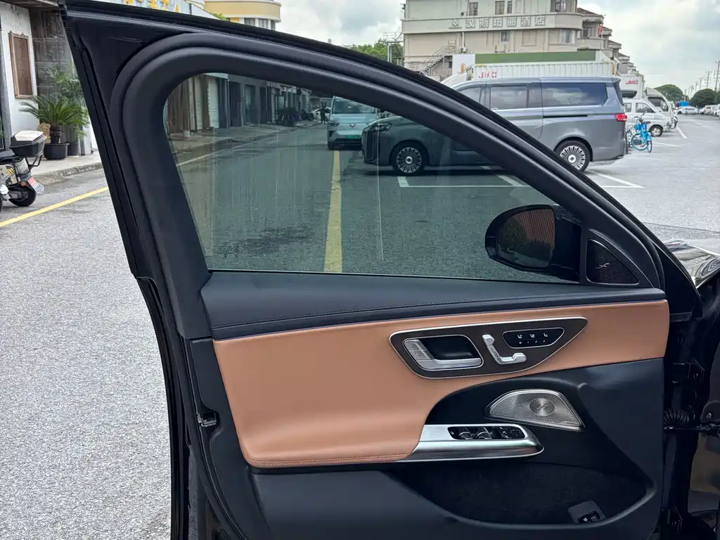 Mercedes-Benz E-Class — миниатюра 11