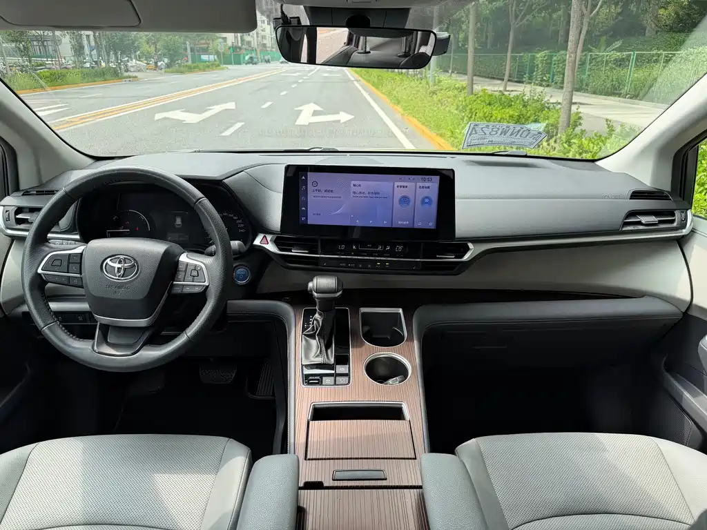 Toyota Granvia — миниатюра 7