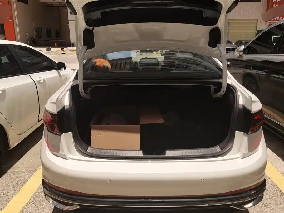Volkswagen Sagitar 2025 300TSI DSG