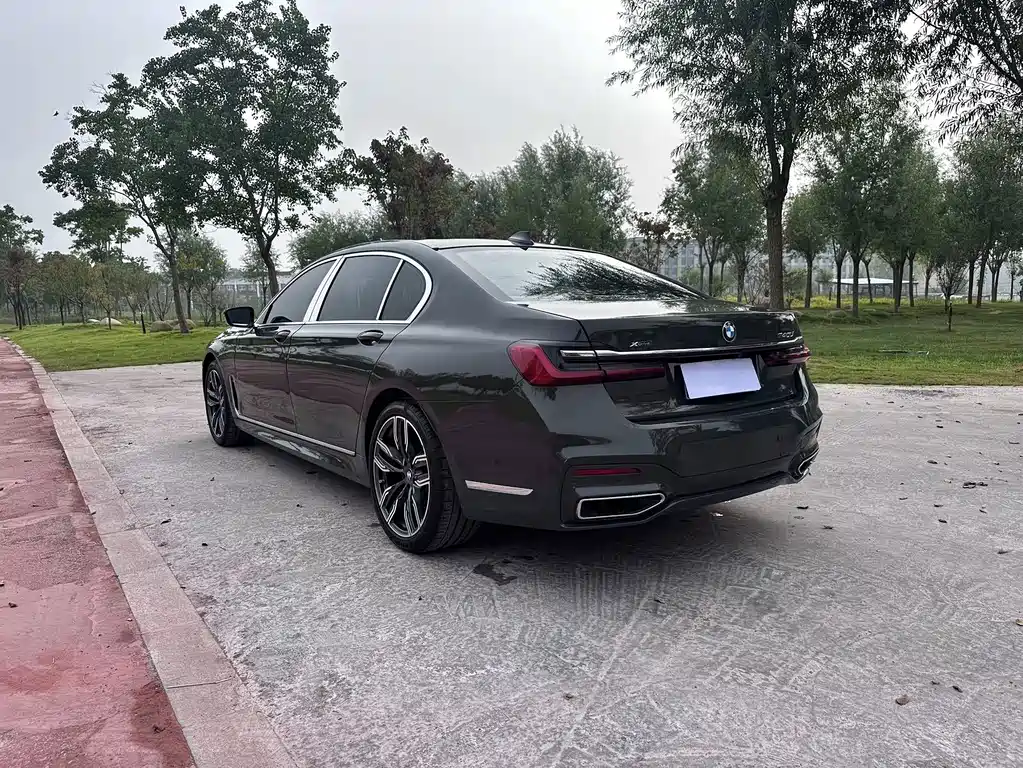 BMW 7 Series — миниатюра 9