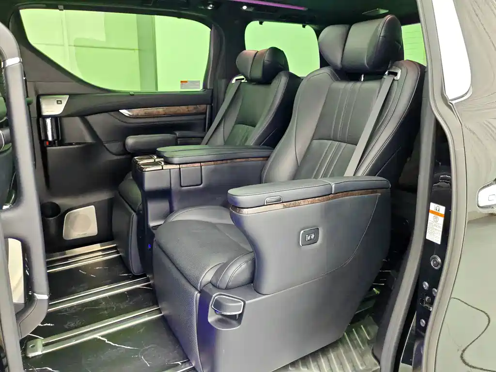 Toyota Vellfire — миниатюра 6