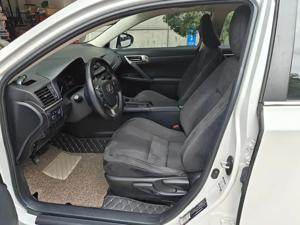 Lexus CT — миниатюра 6