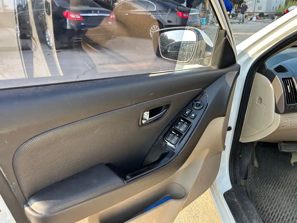 Hyundai Elantra — миниатюра 10