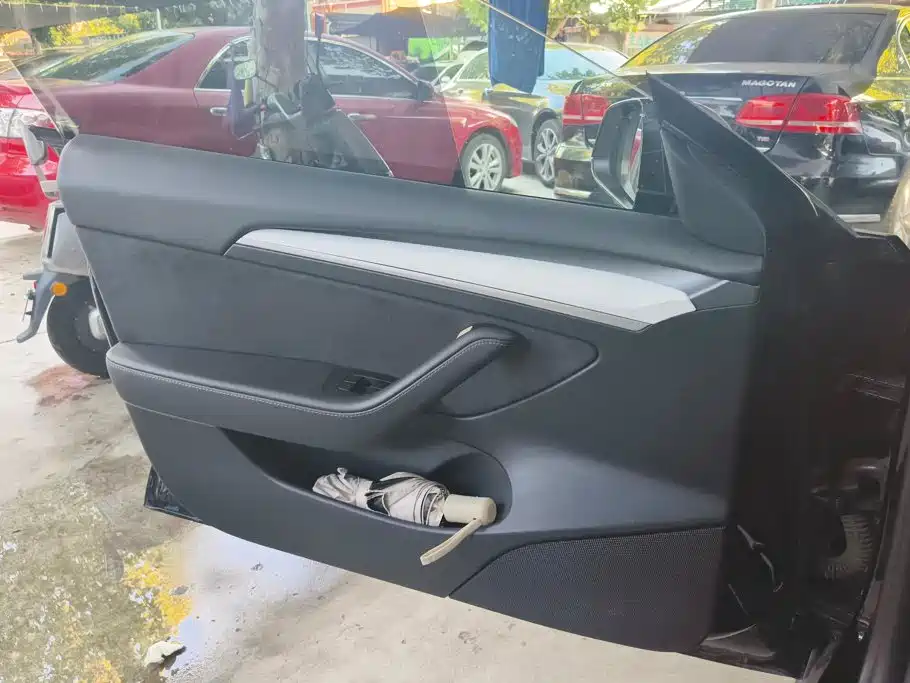 Tesla Model 3 — миниатюра 7