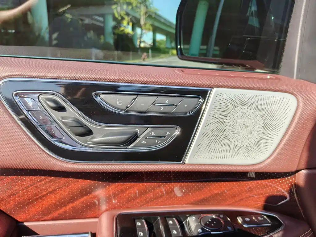 Lincoln Navigator — миниатюра 11