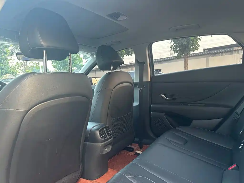 Hyundai Elantra — миниатюра 11