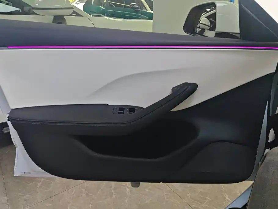 Tesla Model 3 — миниатюра 7