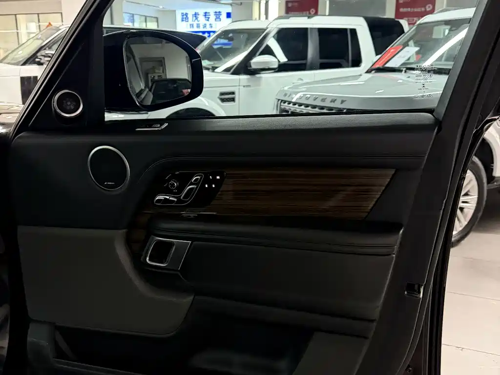Land Rover Range Rover — миниатюра 17