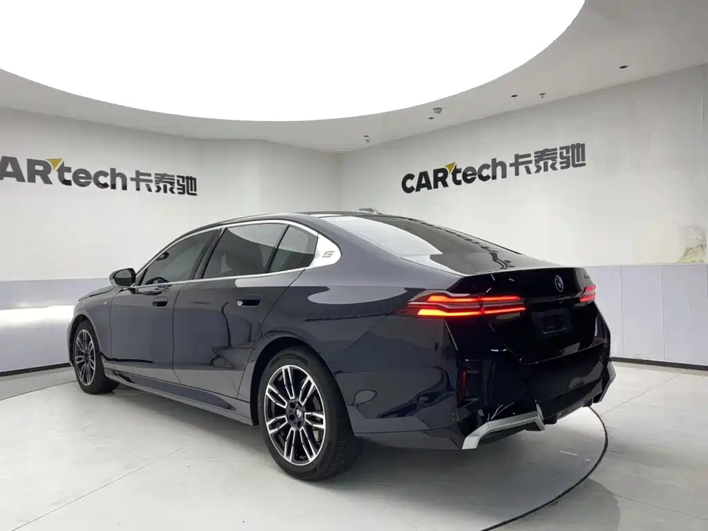 BMW 5 Series — миниатюра 7