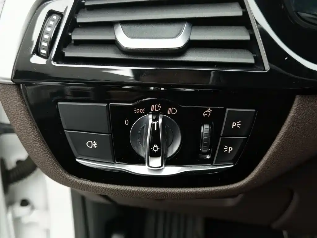 BMW 5 Series — миниатюра 21