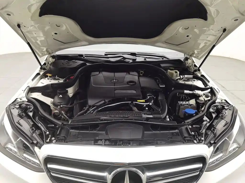 Mercedes-Benz E-Class — миниатюра 6