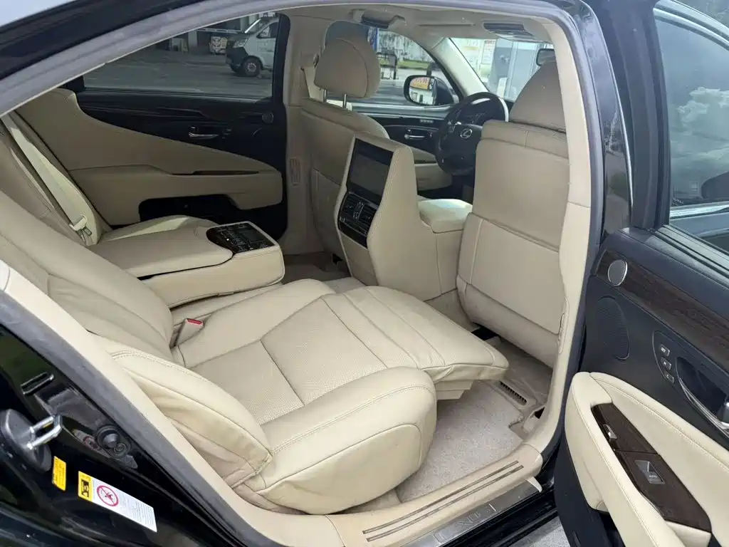 Lexus LS — миниатюра 7