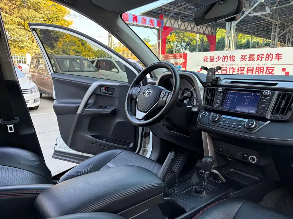 Toyota RAV4 — миниатюра 10
