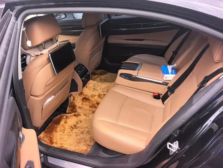 BMW 7 Series — миниатюра 11