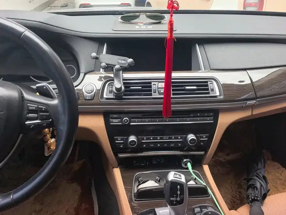 BMW 7 Series — миниатюра 13