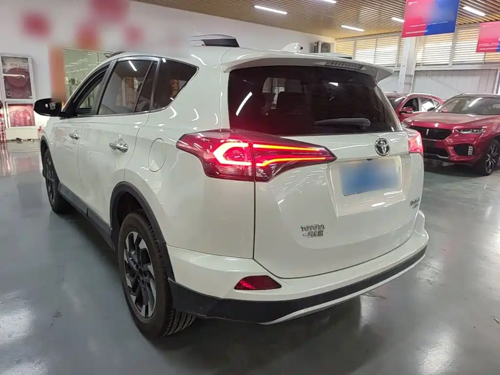 Toyota RAV4 — миниатюра 5