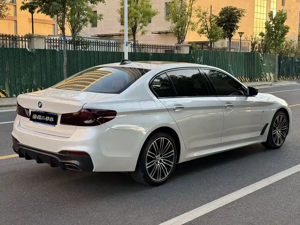 BMW 5 Series — миниатюра 7