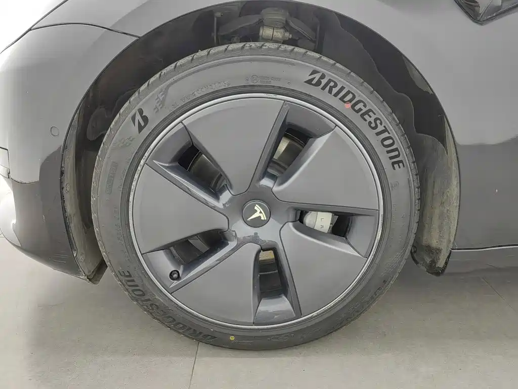 Tesla Model 3 — миниатюра 17