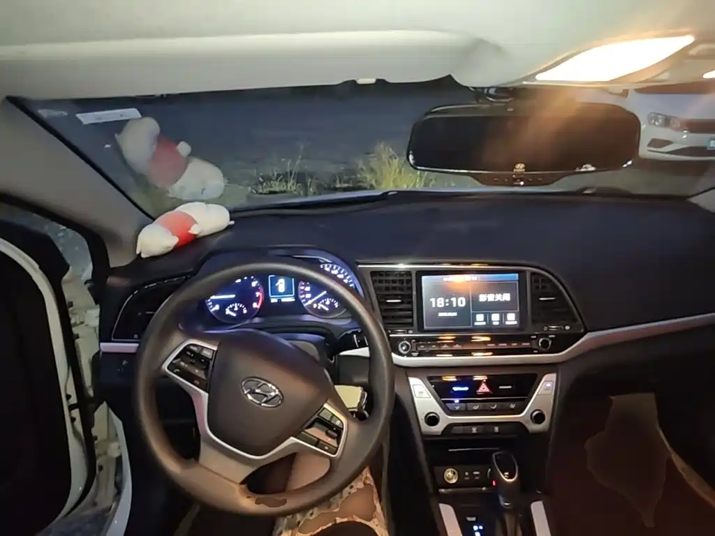 Hyundai Elantra — миниатюра 10
