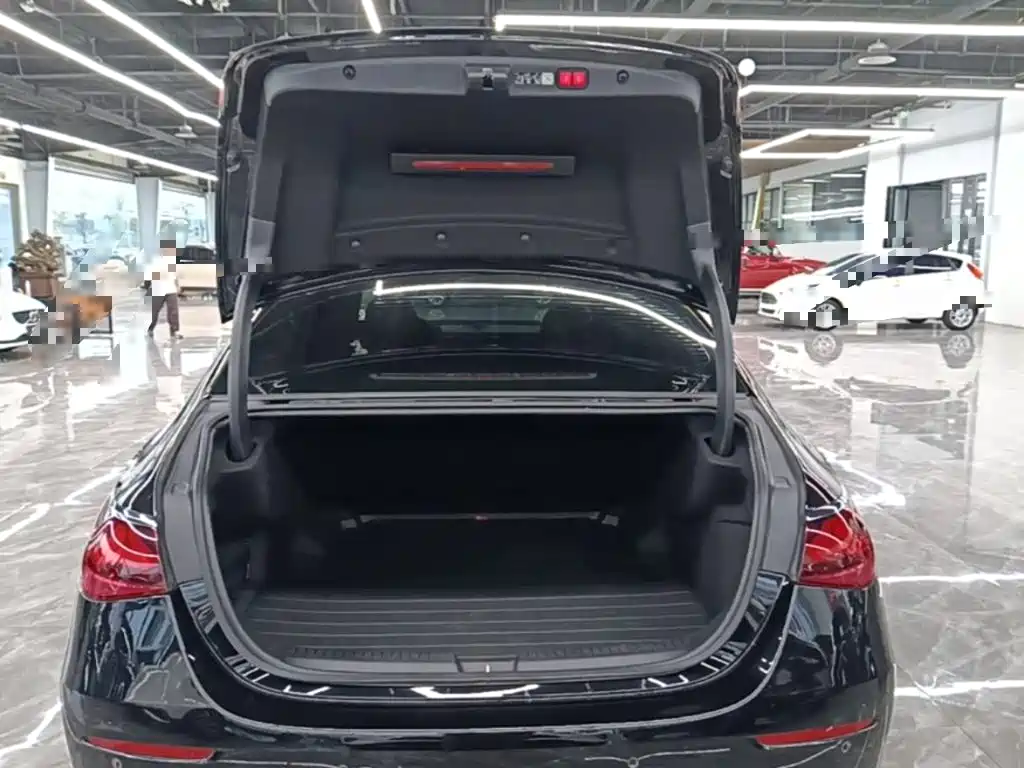 Mercedes-Benz E-Class — миниатюра 19