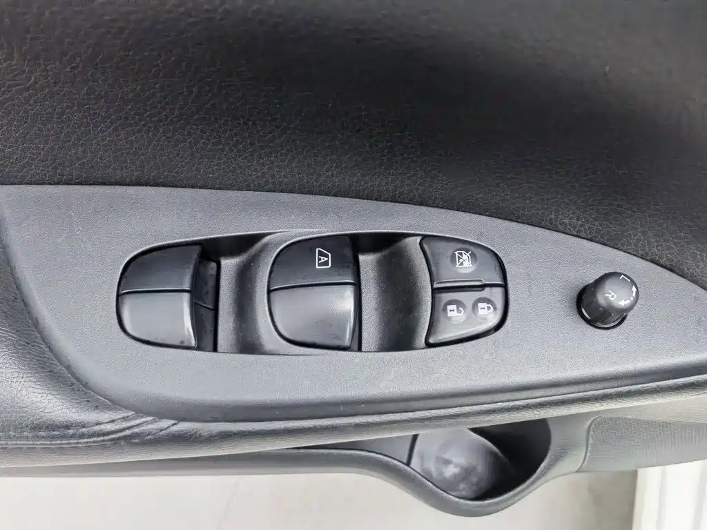 Nissan Tiida — миниатюра 9