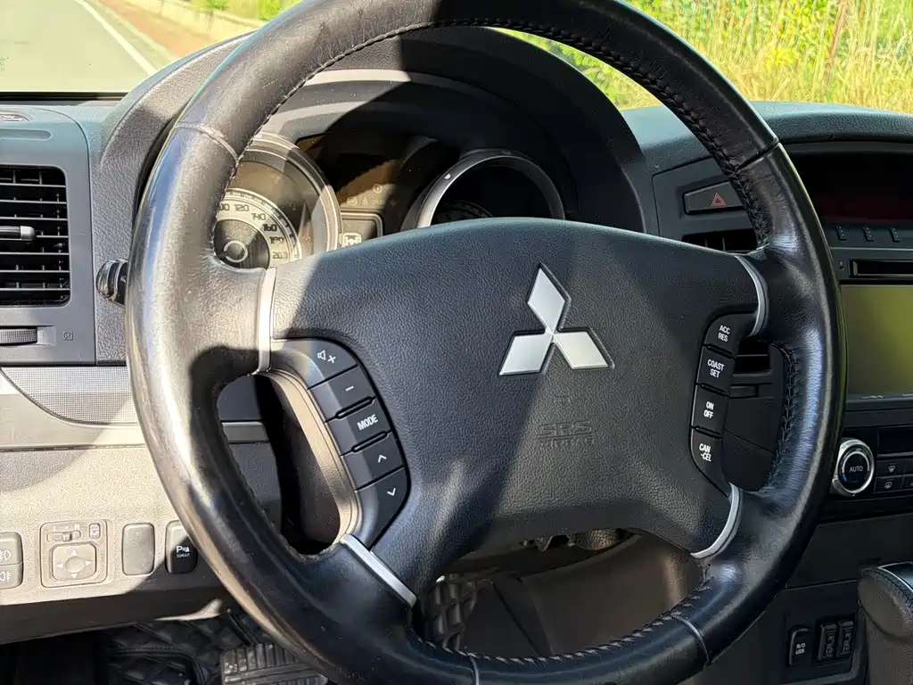Mitsubishi Pajero (Import) — миниатюра 10
