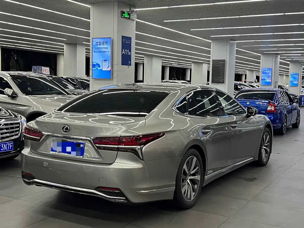 Lexus LS — миниатюра 7